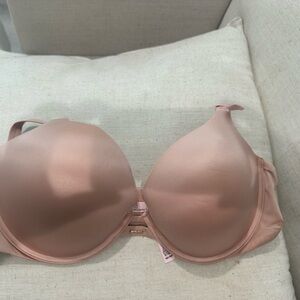 Victoria Secret very sexy push-up and a size 42C brand new tags attached